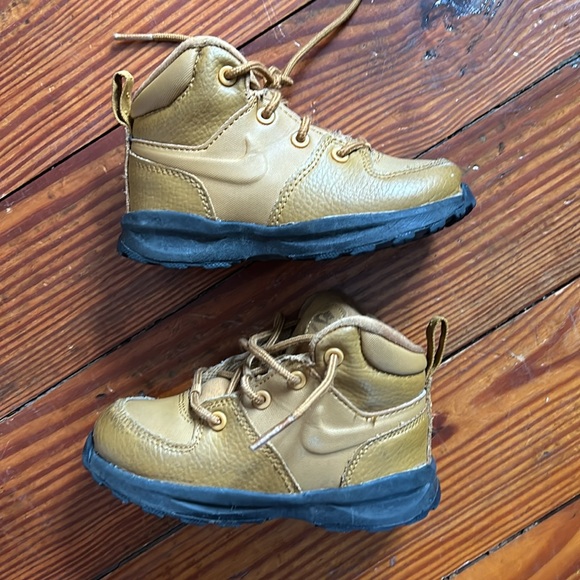 BOYS' TODDLER NIKE MANOA LEATHER BOOTS Color
Wheat/Wheat/Black - BQ5374 700 - Picture 4 of 4